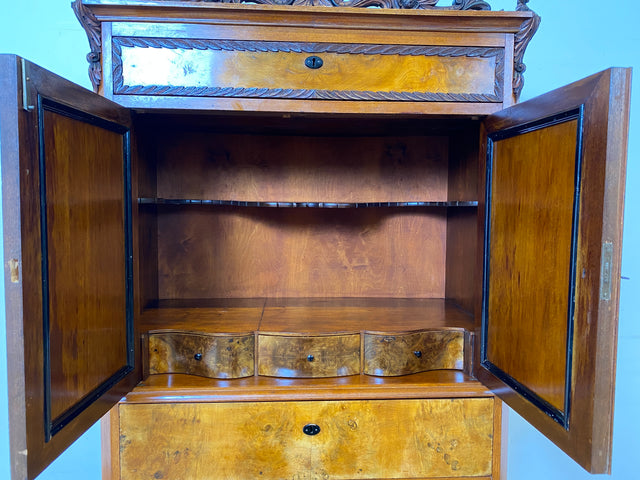 Vornehmer antiker Schrank , Vollholz in Nussbaum , mit Bar Fach.