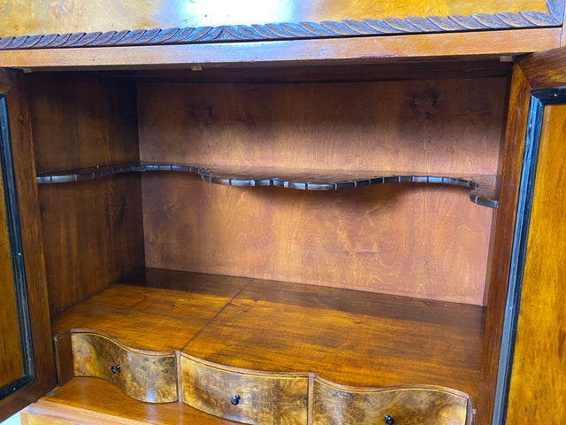 Vornehmer antiker Schrank , Vollholz in Nussbaum , mit Bar Fach.