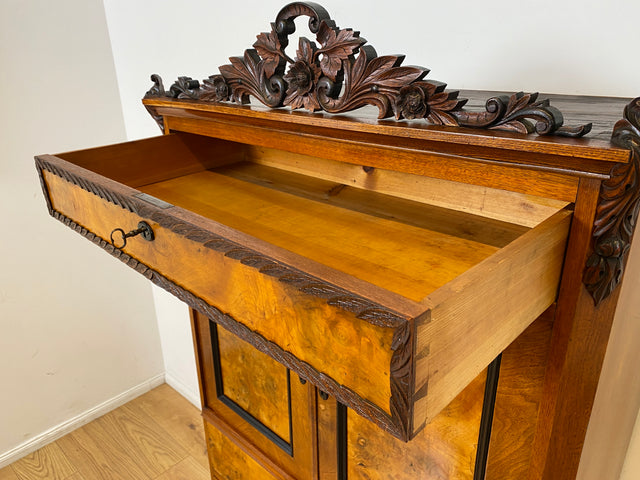 Vornehmer antiker Schrank , Vollholz in Nussbaum , mit Bar Fach.