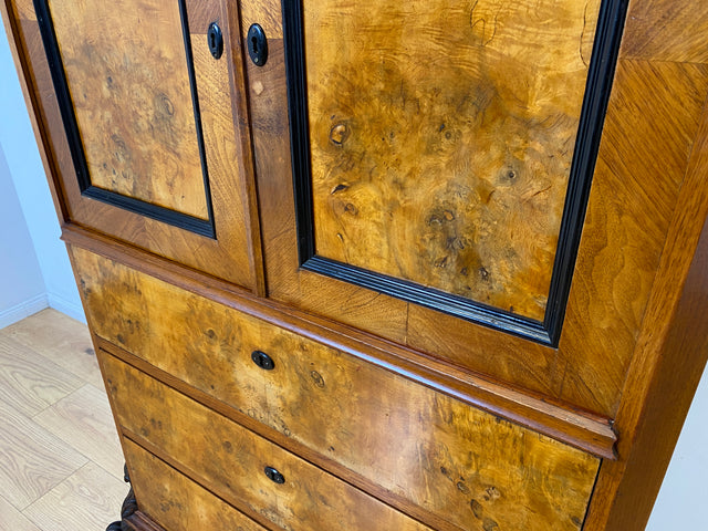 Vornehmer antiker Schrank , Vollholz in Nussbaum , mit Bar Fach.
