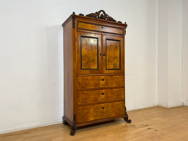 Vornehmer antiker Schrank , Vollholz in Nussbaum , mit Bar Fach.
