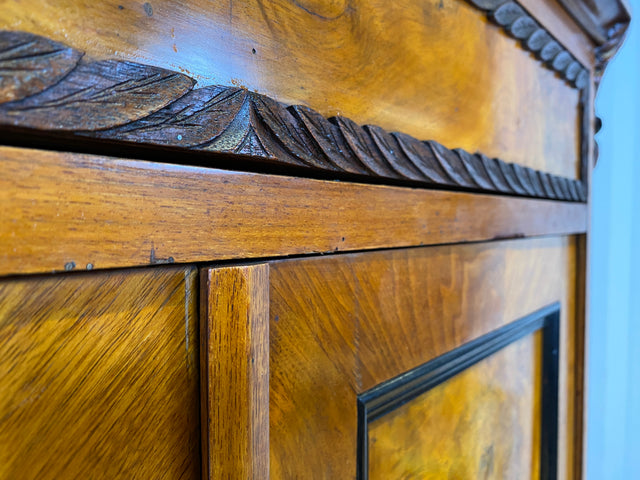 Vornehmer antiker Schrank , Vollholz in Nussbaum , mit Bar Fach.