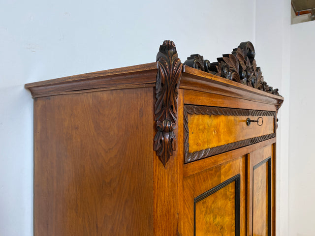 Vornehmer antiker Schrank , Vollholz in Nussbaum , mit Bar Fach.