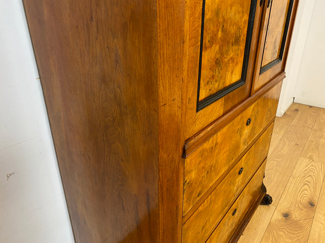 Vornehmer antiker Schrank , Vollholz in Nussbaum , mit Bar Fach.