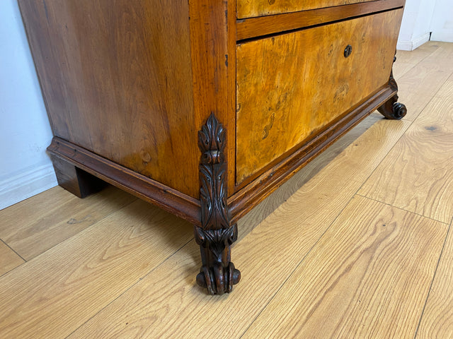 Vornehmer antiker Schrank , Vollholz in Nussbaum , mit Bar Fach.