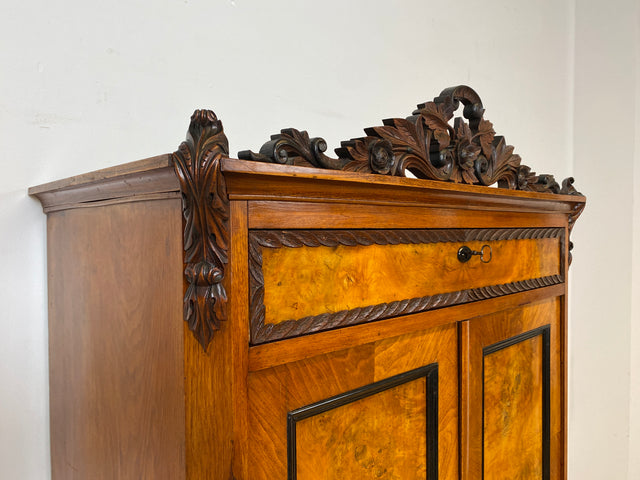 Vornehmer antiker Schrank , Vollholz in Nussbaum , mit Bar Fach.