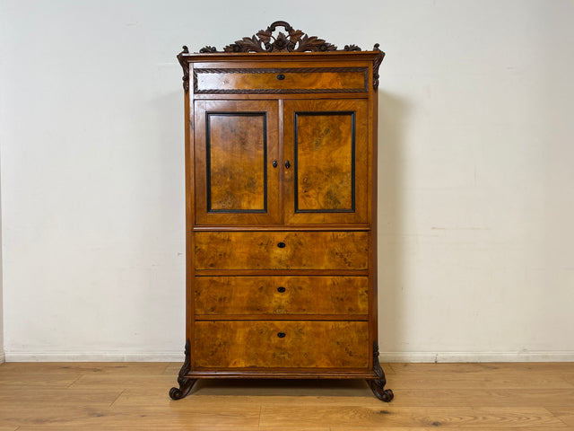 Vornehmer antiker Schrank , Vollholz in Nussbaum , mit Bar Fach.