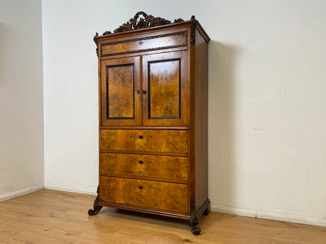 Vornehmer antiker Schrank , Vollholz in Nussbaum , mit Bar Fach.