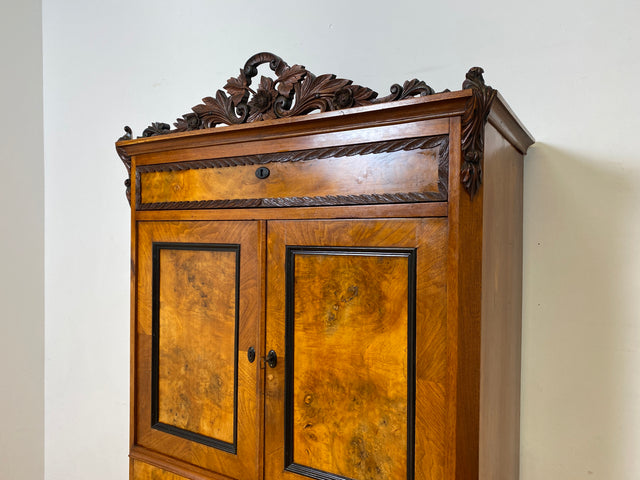 Vornehmer antiker Schrank , Vollholz in Nussbaum , mit Bar Fach.
