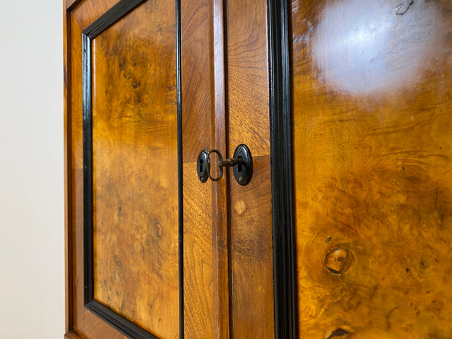 Vornehmer antiker Schrank , Vollholz in Nussbaum , mit Bar Fach.