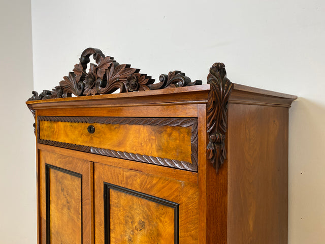 Vornehmer antiker Schrank , Vollholz in Nussbaum , mit Bar Fach.