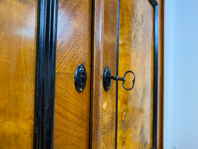 Vornehmer antiker Schrank , Vollholz in Nussbaum , mit Bar Fach.