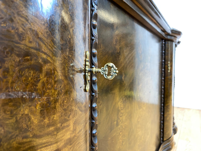 WMK I Elegante handverzierte antike Anrichte mit Schubladen und Marmor Ablage