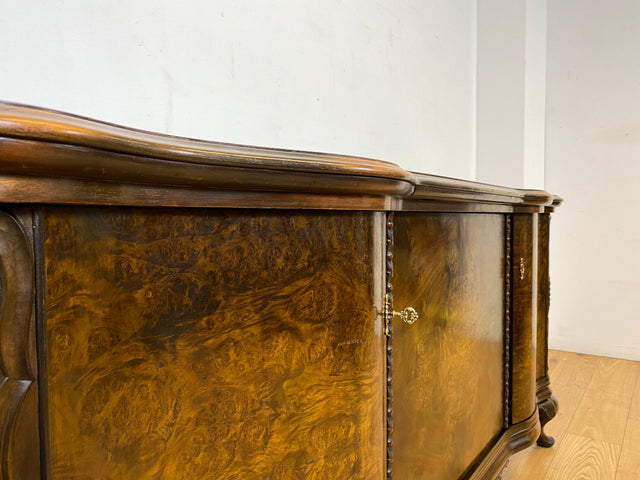 WMK I Elegante handverzierte antike Anrichte mit Schubladen und Marmor Ablage