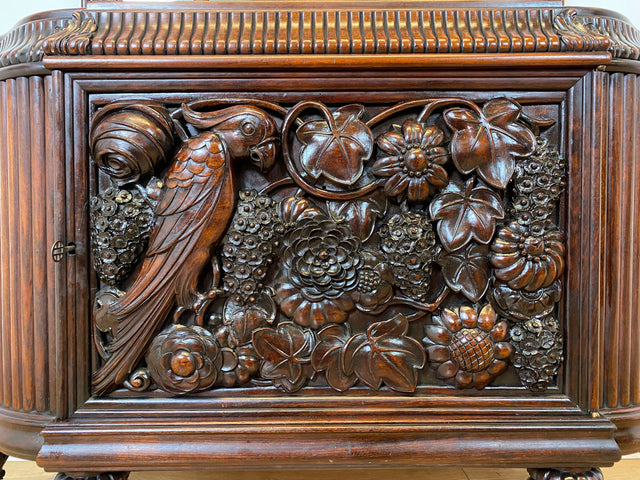 Edle antike Spiegelkommode aus vollem Holz handverziert mit floralem Ornamenten.