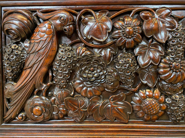 Edle antike Spiegelkommode aus vollem Holz handverziert mit floralem Ornamenten.