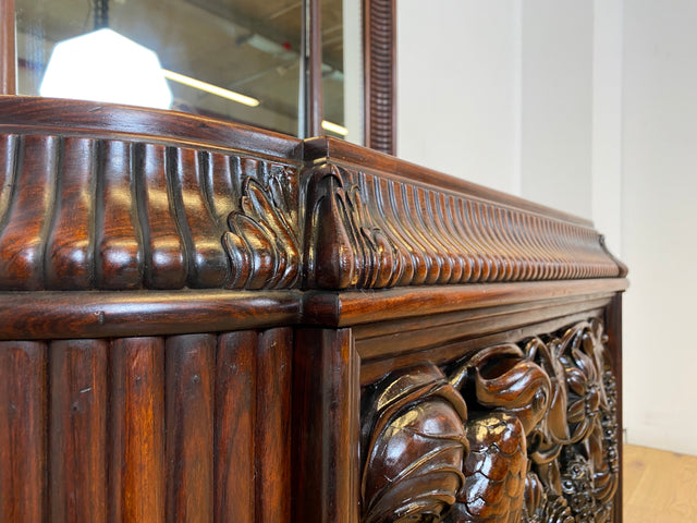 Edle antike Spiegelkommode aus vollem Holz handverziert mit floralem Ornamenten.