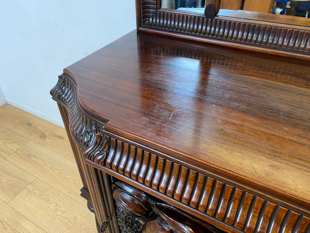 Edle antike Spiegelkommode aus vollem Holz handverziert mit floralem Ornamenten.