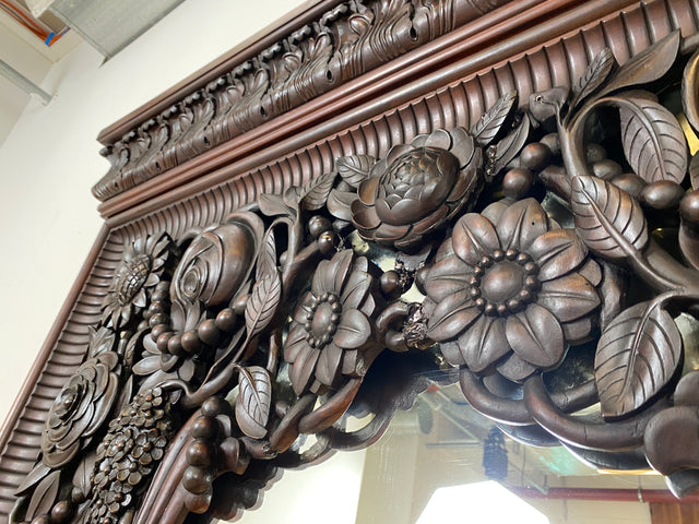 Edle antike Spiegelkommode aus vollem Holz handverziert mit floralem Ornamenten.
