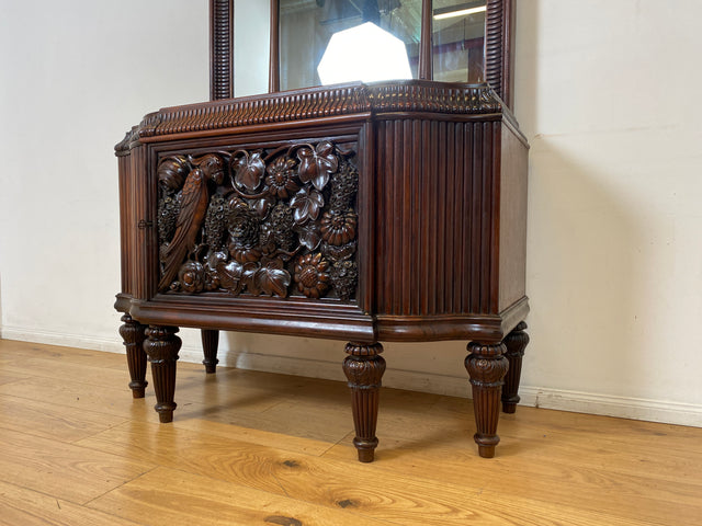 Edle antike Spiegelkommode aus vollem Holz handverziert mit floralem Ornamenten.