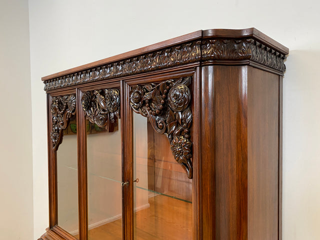 Edle antike Vitrine aus vollem Holz handverziert mit floralem Ornamenten.