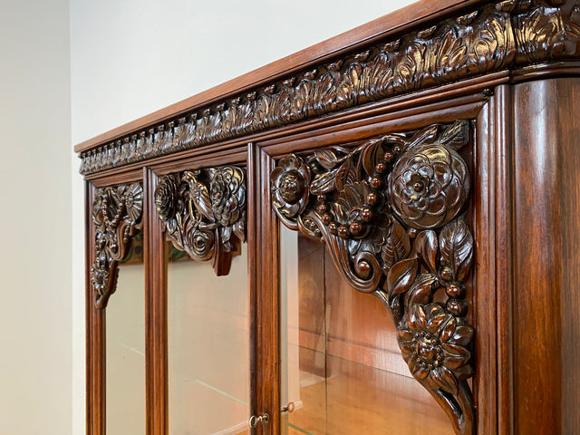 Edle antike Vitrine aus vollem Holz handverziert mit floralem Ornamenten.