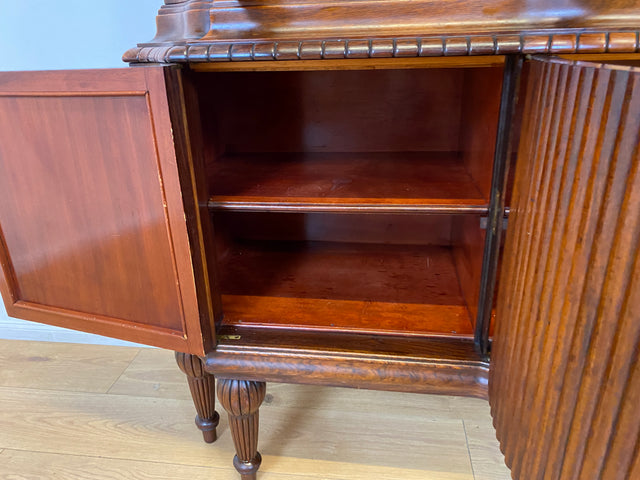 Edle antike Vitrine aus vollem Holz handverziert mit floralem Ornamenten.