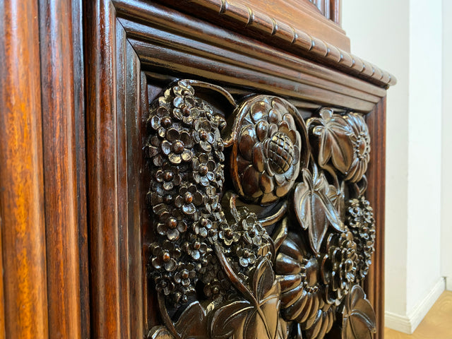 Edle antike Vitrine aus vollem Holz handverziert mit floralem Ornamenten.