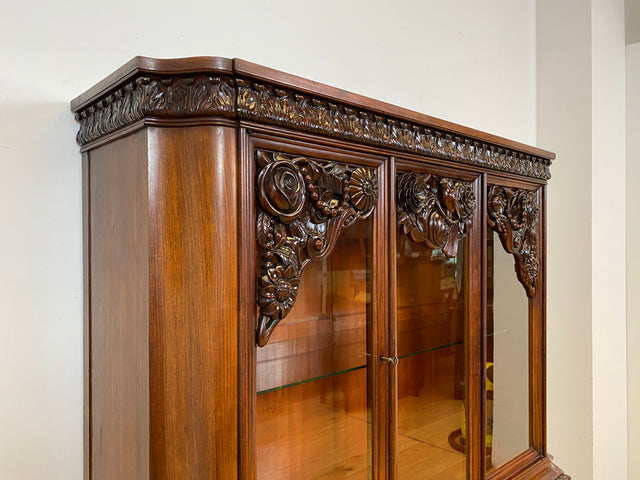 Edle antike Vitrine aus vollem Holz handverziert mit floralem Ornamenten.