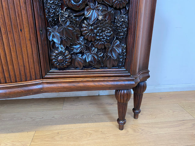 Edle antike Vitrine aus vollem Holz handverziert mit floralem Ornamenten.