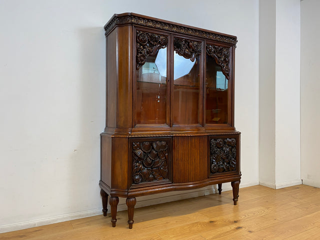 Edle antike Vitrine aus vollem Holz handverziert mit floralem Ornamenten.