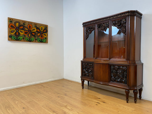 Edle antike Vitrine aus vollem Holz handverziert mit floralem Ornamenten.