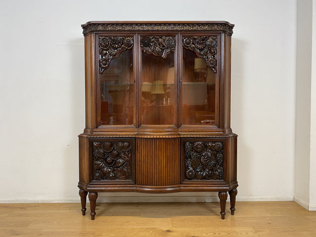 Edle antike Vitrine aus vollem Holz handverziert mit floralem Ornamenten.