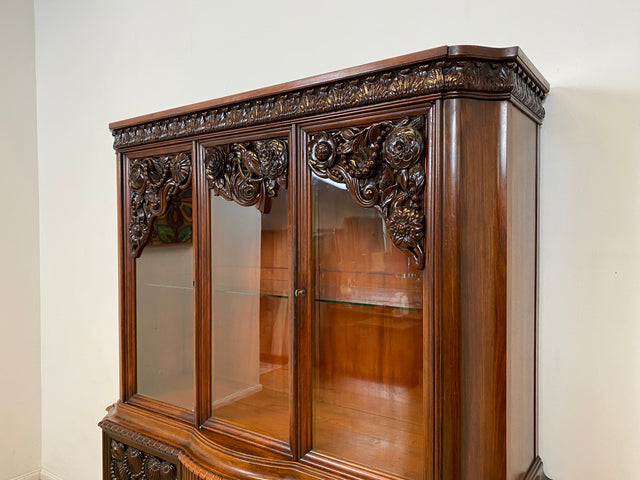 Edle antike Vitrine aus vollem Holz handverziert mit floralem Ornamenten.