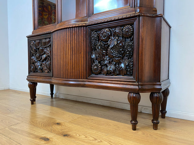 Edle antike Vitrine aus vollem Holz handverziert mit floralem Ornamenten.