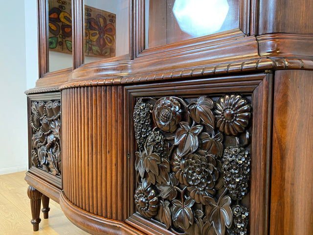 Edle antike Vitrine aus vollem Holz handverziert mit floralem Ornamenten.