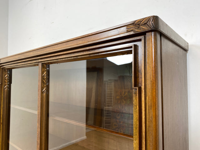 Besonders schöne handverzierte antike Vitrine aus vollem Holz mit Beleuchtung I Glasvitrine Büchervitrine Wohnzimmerschrank Geschirrschrank Highboard Art Deco Vintage I