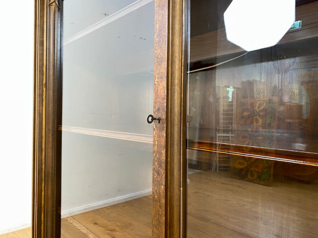 Besonders schöne handverzierte antike Vitrine aus vollem Holz mit Beleuchtung I Glasvitrine Büchervitrine Wohnzimmerschrank Geschirrschrank Highboard Art Deco Vintage I