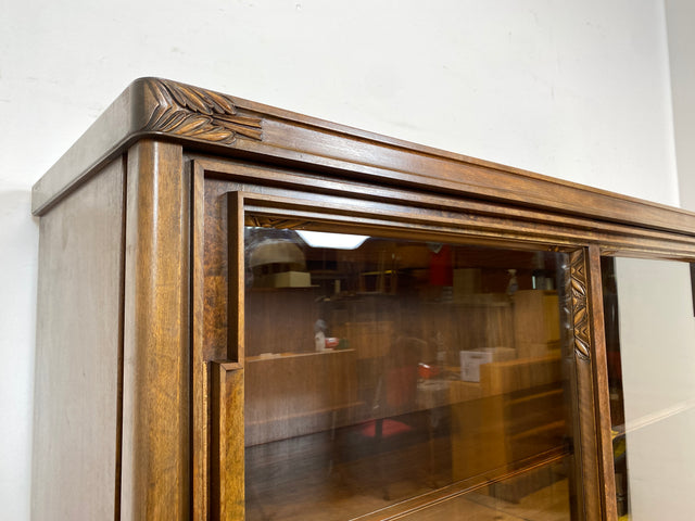 Besonders schöne handverzierte antike Vitrine aus vollem Holz mit Beleuchtung I Glasvitrine Büchervitrine Wohnzimmerschrank Geschirrschrank Highboard Art Deco Vintage I