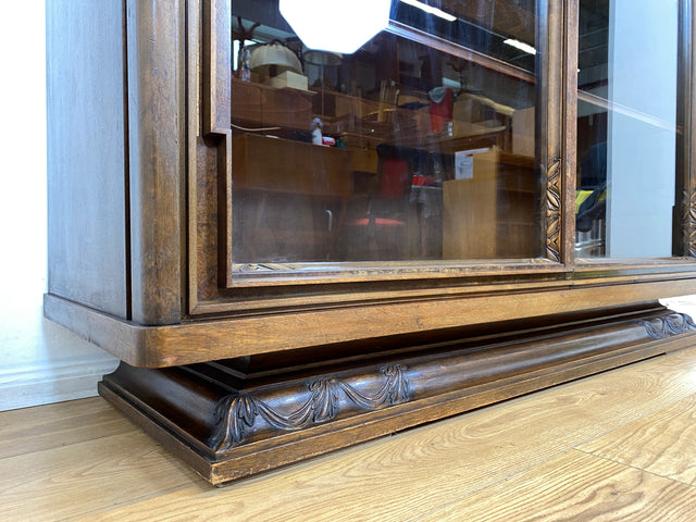 Besonders schöne handverzierte antike Vitrine aus vollem Holz mit Beleuchtung I Glasvitrine Büchervitrine Wohnzimmerschrank Geschirrschrank Highboard Art Deco Vintage I