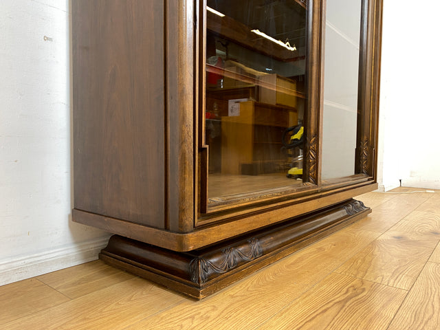 Besonders schöne handverzierte antike Vitrine aus vollem Holz mit Beleuchtung I Glasvitrine Büchervitrine Wohnzimmerschrank Geschirrschrank Highboard Art Deco Vintage I