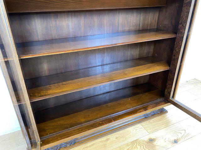 Besonders schöne handverzierte antike Vitrine aus vollem Holz mit Beleuchtung I Glasvitrine Büchervitrine Wohnzimmerschrank Geschirrschrank Highboard Art Deco Vintage I