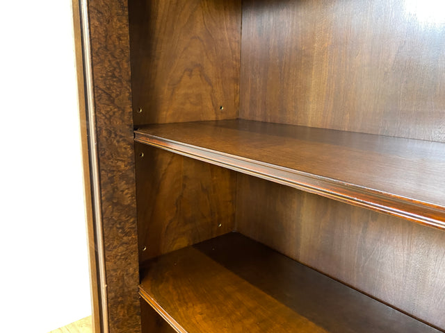 Besonders schöne handverzierte antike Vitrine aus vollem Holz mit Beleuchtung I Glasvitrine Büchervitrine Wohnzimmerschrank Geschirrschrank Highboard Art Deco Vintage I