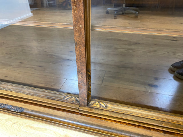 Besonders schöne handverzierte antike Vitrine aus vollem Holz mit Beleuchtung I Glasvitrine Büchervitrine Wohnzimmerschrank Geschirrschrank Highboard Art Deco Vintage I