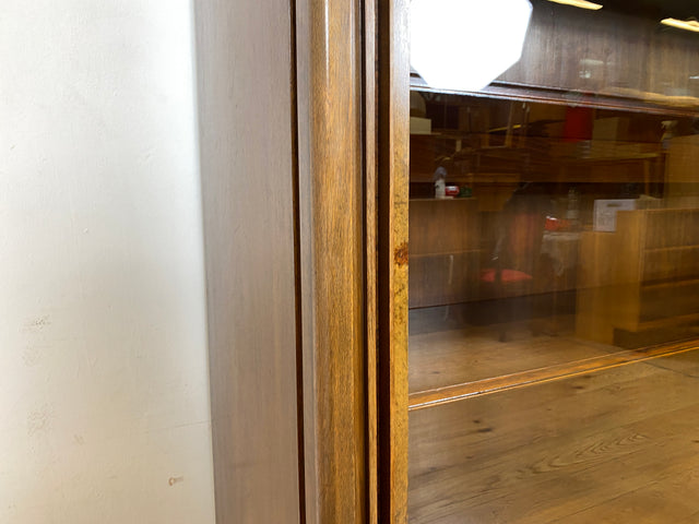 Besonders schöne handverzierte antike Vitrine aus vollem Holz mit Beleuchtung I Glasvitrine Büchervitrine Wohnzimmerschrank Geschirrschrank Highboard Art Deco Vintage I