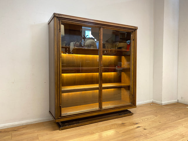 Besonders schöne handverzierte antike Vitrine aus vollem Holz mit Beleuchtung I Glasvitrine Büchervitrine Wohnzimmerschrank Geschirrschrank Highboard Art Deco Vintage I