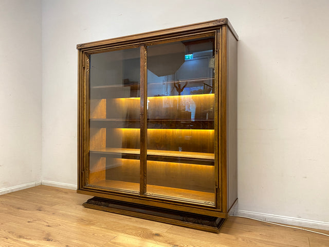 Besonders schöne handverzierte antike Vitrine aus vollem Holz mit Beleuchtung I Glasvitrine Büchervitrine Wohnzimmerschrank Geschirrschrank Highboard Art Deco Vintage I