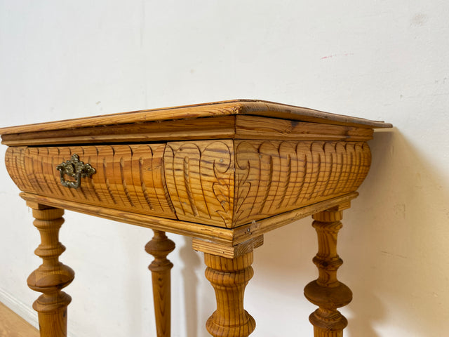 Hübscher kleiner antiker Beistelltisch mit Schublade und Messinggriffen I Kiefernholz , um 1880 I Nähtisch Kommode Ablage Konsolentisch Konsole Gründerzeit Vintage Weichholz I