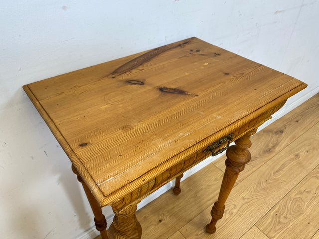 Hübscher kleiner antiker Beistelltisch mit Schublade und Messinggriffen I Kiefernholz , um 1880 I Nähtisch Kommode Ablage Konsolentisch Konsole Gründerzeit Vintage Weichholz I