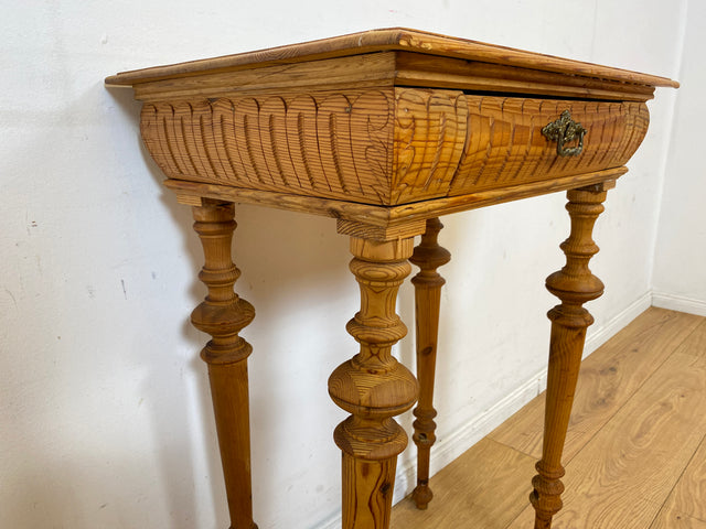Hübscher kleiner antiker Beistelltisch mit Schublade und Messinggriffen I Kiefernholz , um 1880 I Nähtisch Kommode Ablage Konsolentisch Konsole Gründerzeit Vintage Weichholz I